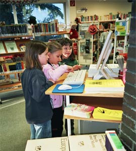 Kindergruppe am OPAC - Online Public Access Catalogue