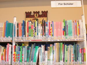 Das Regal mit Für Schüler- Medien.